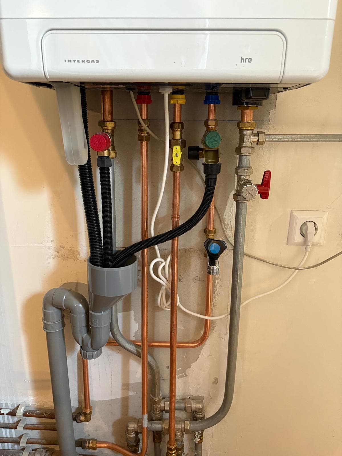 CV-ketel installateur aan het werk, Ferreira Installaties Noord-Holland