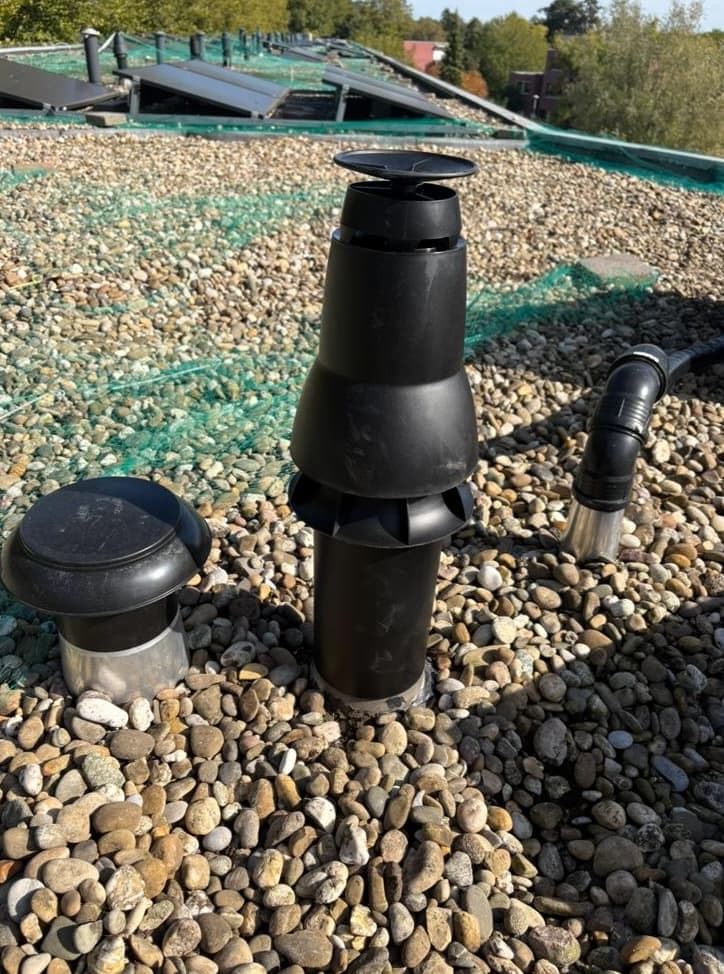 Schoorsteen stenen dak